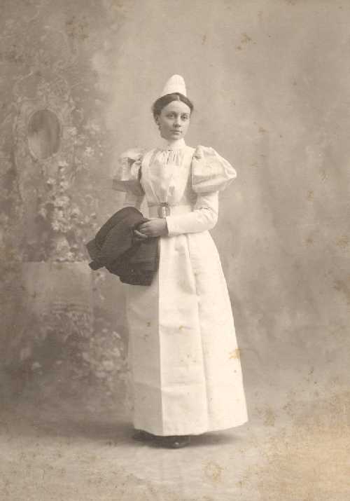 http://www.uphs.upenn.edu/paharc/collections/gallery/people/2208_portrait_of_a_nurse_1889.jpg